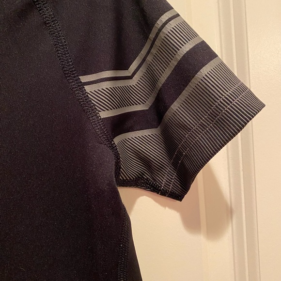 Boys Under Armour Shirt Size Small - Picture 4 of 8
